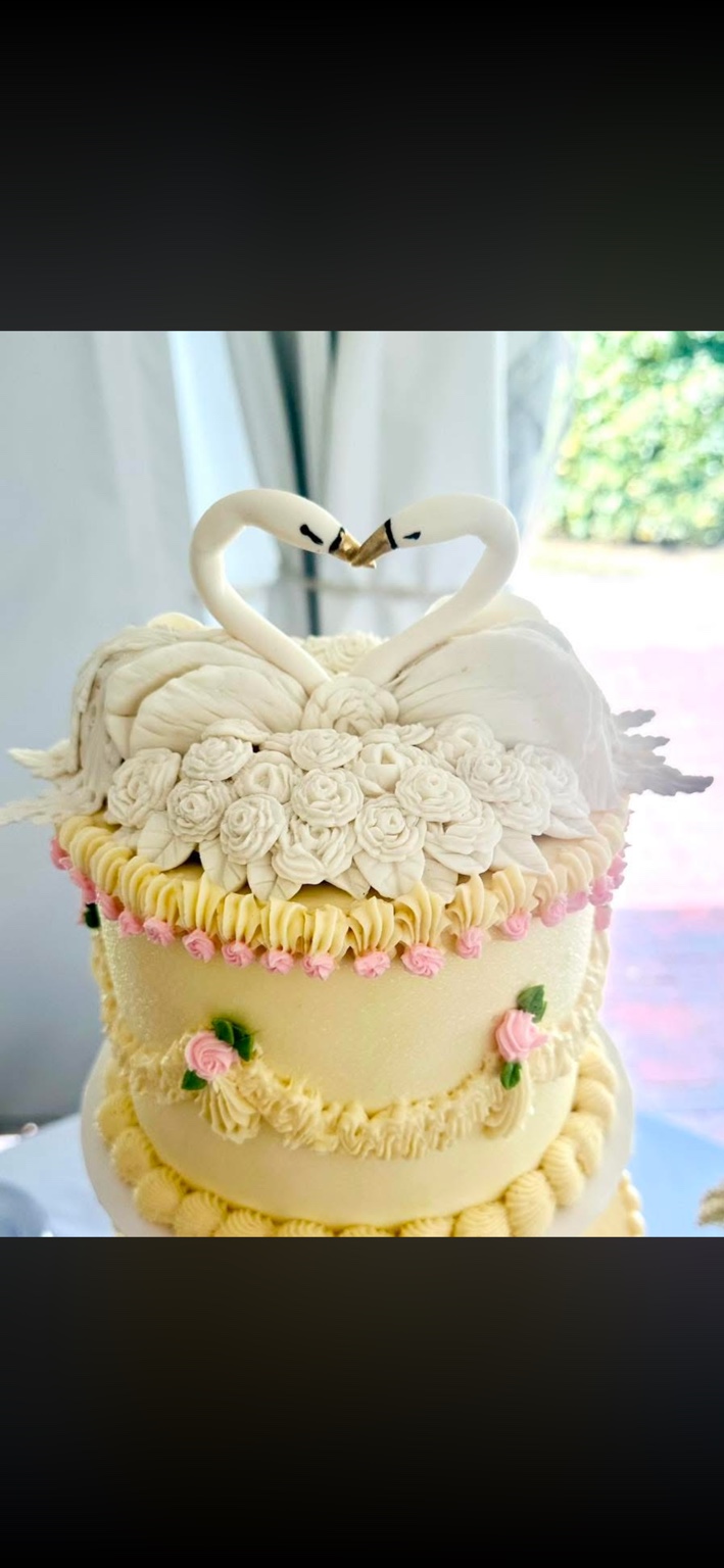 Swan wedding cake detail